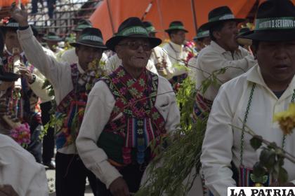 Danzarines de Sevaruyo coordinado los cambios de paso
