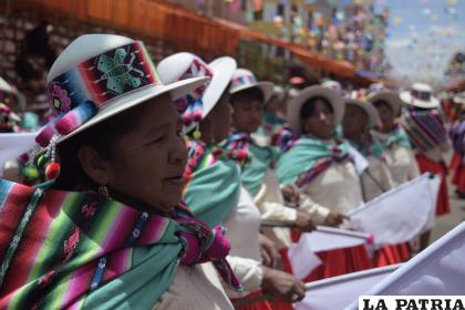 Mujeres agitan sus banderas en señal de lluvia para este año
