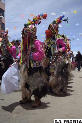 Danzarines impresionan con su vestuario en base a cuero de Chivo 
