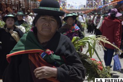 La producción de este año se muestra en los aguayos de los danzarines 

