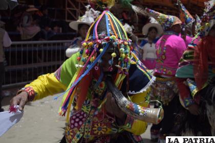 Los colores vivos resaltan en el vestuario de los danzarines 

