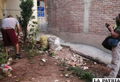 Los progenitores enterraron a la bebé en el patio de su casa /El Deber