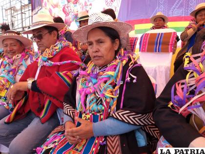 Ministra de Culturas, Sabina Orellana Cruz, observando atentamente la Anata /LA PATRIA