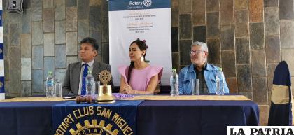 Carla Ortiz con miembros del Rotary Club Oruro /LA PATRIA 

