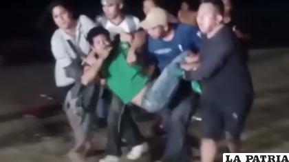 Herido de bala siendo llevado a un centro médico en Mapiri /RR.SS.