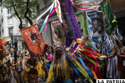 Bailarines actúan en una fiesta precarnaval del bloco ??Cordao do Boitata? en Río de Janeiro /AP Foto/Bruna Prado