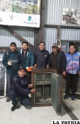 Algunos de los que encontraron la caja fuerte escondida /Cortesía