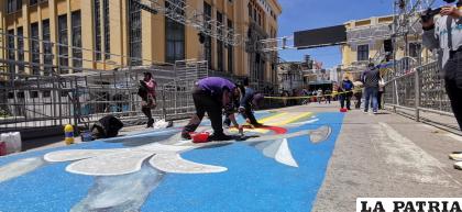 Artistas repintan alfombra alegórica en algunos puntos /LA PATRIA