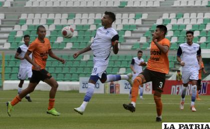 Gilbert Álvarez con el balón, fue autor de dos goles para Palmaflor /APG