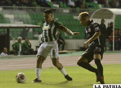 Daniel Rojas de Oriente Petrolero con el balón dominado /APG