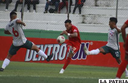 Bruno Miranda jugador de Guabirá en su intento de rematar /APG