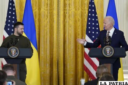 El presidente estadounidense Joe Biden habla en conferencia de prensa junto al presidente ucraniano Volodymyr Zelenskyy /AP Foto/Andrew Harnik, File)