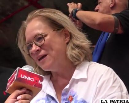 HELENE ROOS
??Agradecer a Oruro y Bolivia por la hospitalidad, es bueno disfrutar de esta jornada porque tiene una buen clima y atmosfera de cultura. Agradecer la hospitalidad del gobernador y las autoridades?, destacó la embajadora de Francia. 