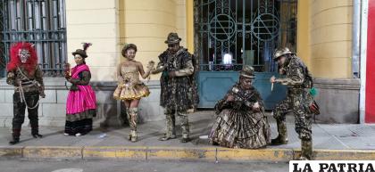 Estatuas Vivientes en la plaza 10 de Febrero/ LA PATRIA