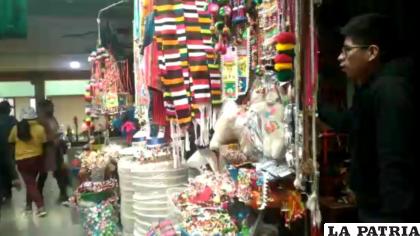 Accesorios de baile en el interior del mercado ??Simón Bolívar? /LA PATRIA