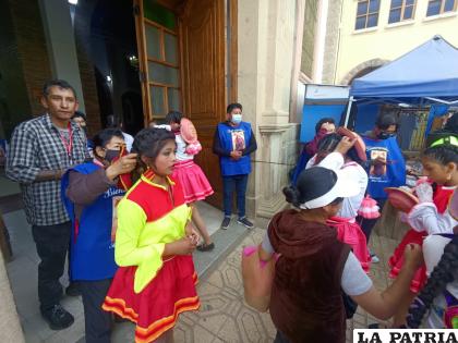 Los voluntarios se sitúan al ingreso y dentro del Santuario para ayudar a danzarines /LA PATRIA