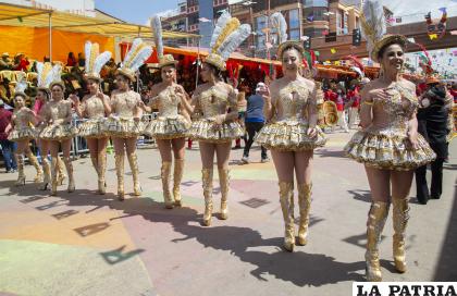 Fila de hermosas figuras de la Morenada Central Oruro
