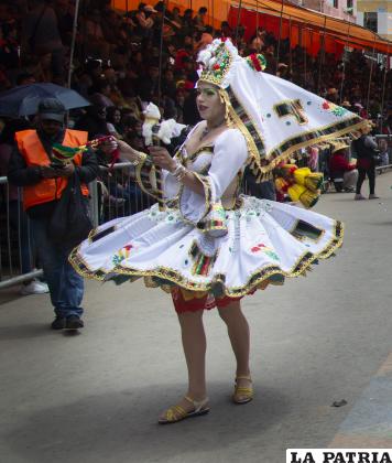 La pollera vuela con el giro
