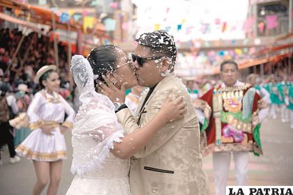 Una pareja aprovechó la entrada para dar un paseo después de su matrimonio