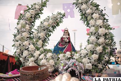 Hermoso arreglo floral para acompañar la imagen de la Virgen