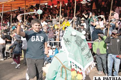La gente se sumó a la algarabía de los danzarines