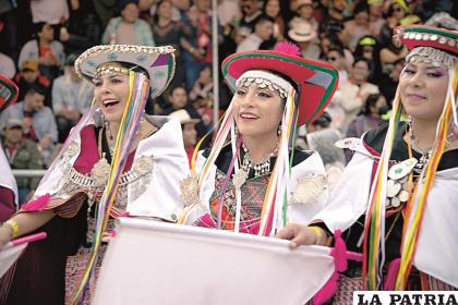 Las Phujllay se mostraron muy alegres durante su paso