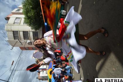 Al ritmo de la Saya boliviana, moviendo sus polleras y rumbo a los pies de la mamita del Socavón 