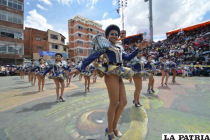 Sensualidad y alegría por las danzarinas de los Caporales ??Centralistas?