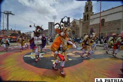 Grupo de diablos danzando a unos metros del Santuario de la Virgen del Socavón