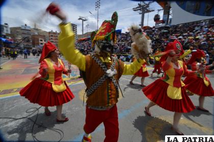 Danzarín del Conjunto Tradicional ??Llamerada Zona Norte?, con su onda de lana al viento 