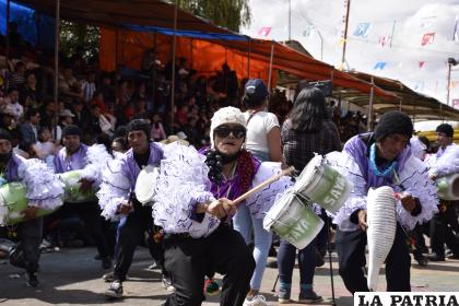 Músicos del Conjunto Negritos Unidos de la Saya, en su paso rumbo a los pies de la Virgen del Socavón 
