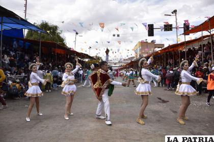 Danzantes del Conjunto Folklórico ??Antawara?, demostraron sus delicados pasos por la Avenida 6 de Agosto 