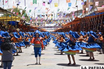 El doctor, Fernando Cajías, en medio de las bellas danzarinas del Conjunto Tradicional ??Llamerada Zona Norte? 