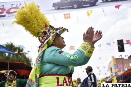 Con mucha fe y devoción, una bella dama del Conjunto Folklórico Tinkus ??Tolkas? eleva palmas al ritmo de la música 