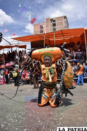 El Conjunto Negritos ??Unidos de la Saya?, en su paso rumbo a los pies de la mamita del Socavón 
