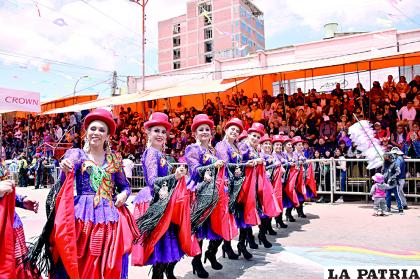 Con elegancia y alegría la Morenada Central Oruro ??Fundada Por La Comunidad Cocani? hizo su paso en la Avenida 
6 de Agosto 
