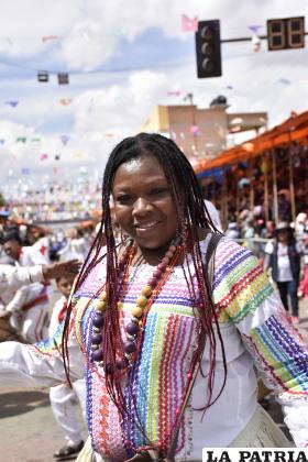 Belleza y ternura de danzarina integrante de Conjunto Negritos en la â€œObra Maestraâ€
