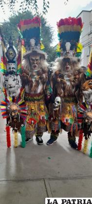 Integrantes del Conjunto Folklórico ??Tobas Zona Sud? luciendo extravagantes trajes 