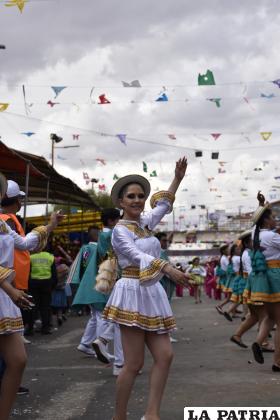El Conjunto Folklórico ??Antawara? presente con sus bellas y elegantes danzantes en el Carnaval de Oruro