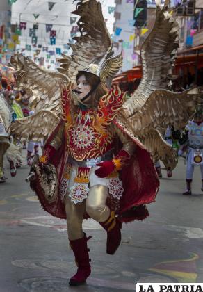 Un resaltante Ángel, guía de danzantes devotos rumbo al Santuario del Socavón 

