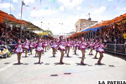 Demostración de pasos coordinados de las bellas señoritas de la Fraternidad Caporales ??Centralistas?
