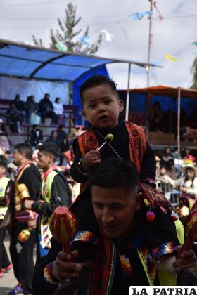 Padre e hijo disfrutan juntos del Carnaval 