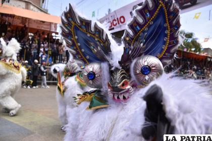 El paso alegre de los osos en el recorrido
