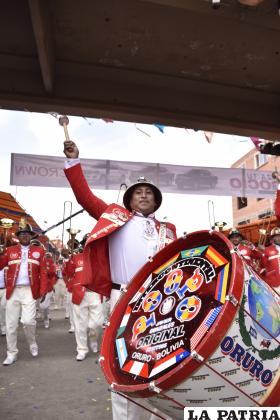 La Banda Intercontinental Poopó hace vibrar la capital orureña
