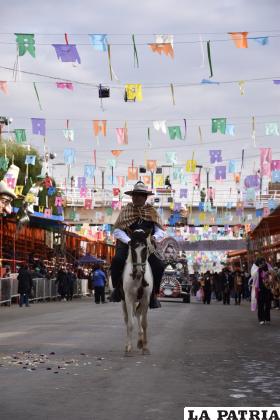 Caballos marcan el ingreso de la Diablada Autentica