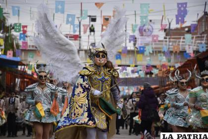 Ángel comanda a las Chinas de la Diablada