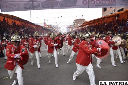 Las bandas le dieron colorido al Carnaval de Oruro /Alan López- LA PATRIA
