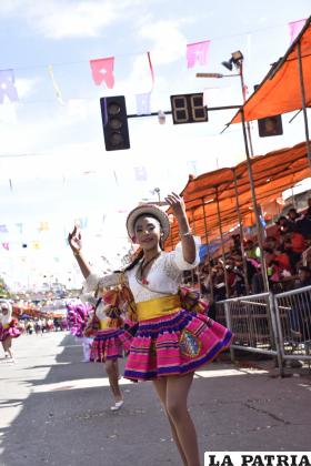 La agilidad y belleza de una danzante del Conjunto Folklórico Ahuatiris
