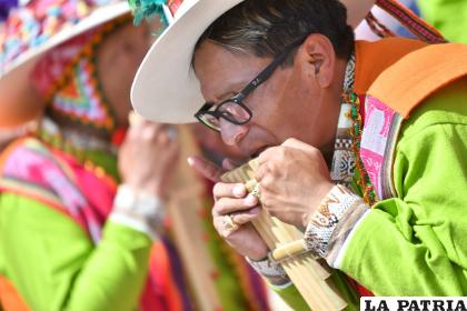 El entusiasmo de uno de los integrantes de la Fraternidad Artística Zampoñeros Hijos del Pagador 