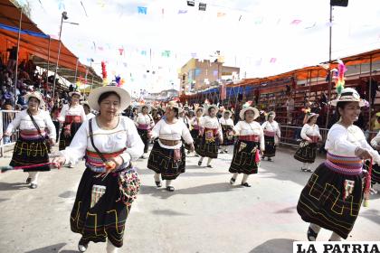 La alegría del conjunto presente en el Carnaval de Oruro 
